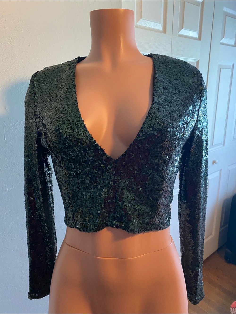 Charlotte Russe Emerald Green Sequin V-Neck Cropped Top